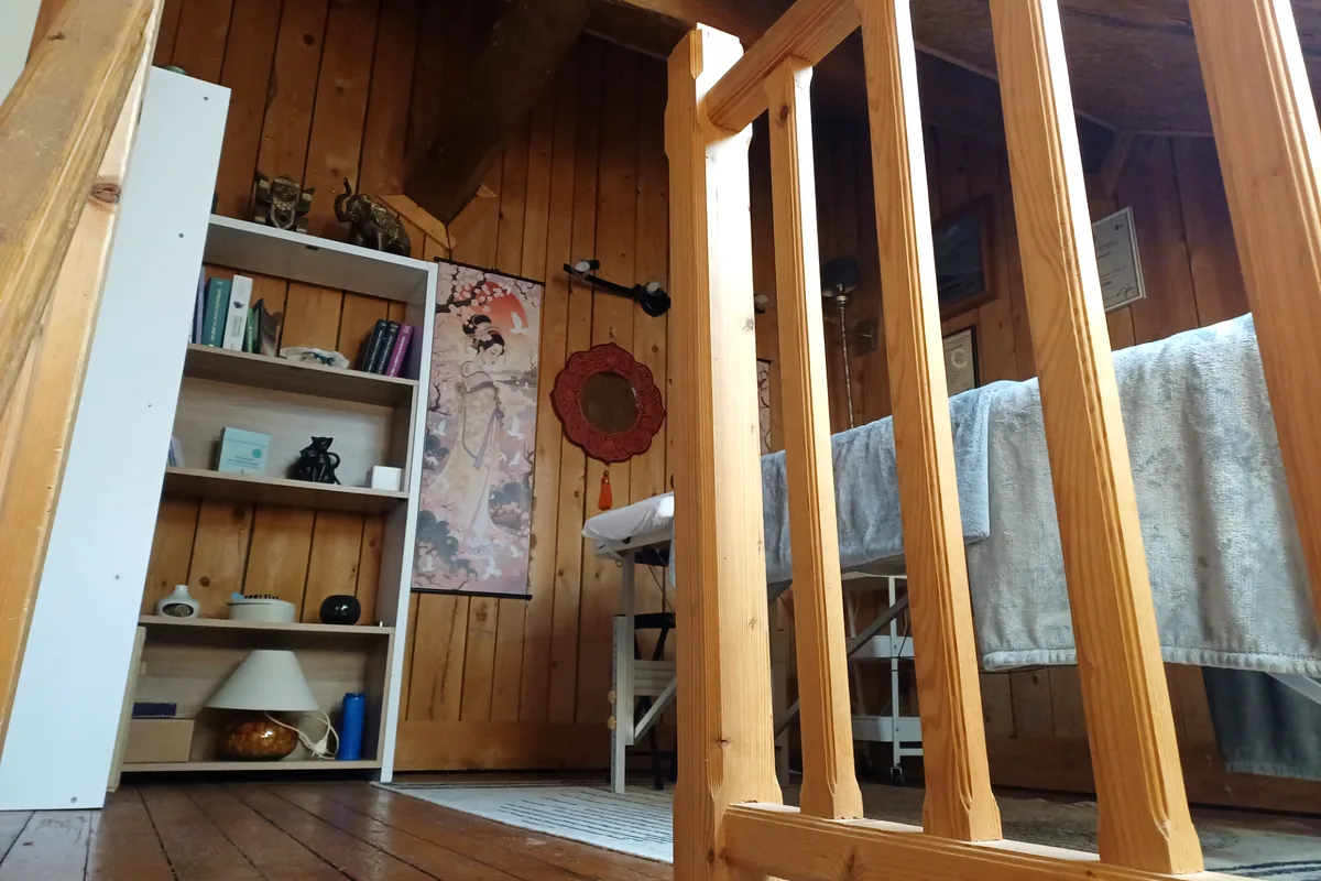 Palier à l'étage ouvrant sur l'espace de pratique du shiatsu