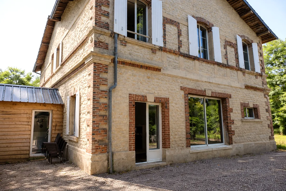 La Maison Forestière, bâtiment en pierre et brique où se déroulent les séances de shiatsu