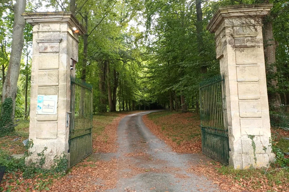 Entrée du domaine où se trouve le cabinet de shiatsu, à Bretteville-sur-Laize