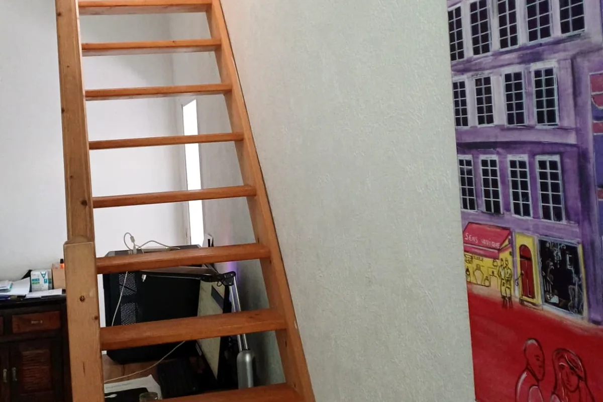 Escalier en bois menant au cabinet de shiatsu situé à l'étage